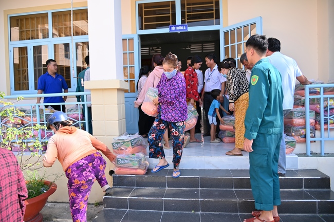 Giving Tet gifts to poor and near-poor households of Quang Phap Pagoda - Tay Ninh