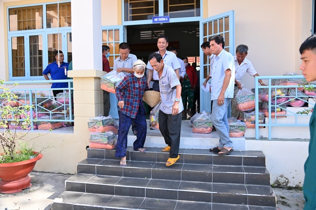 Giving Tet gifts to poor and near-poor households of Quang Phap Pagoda - Tay Ninh