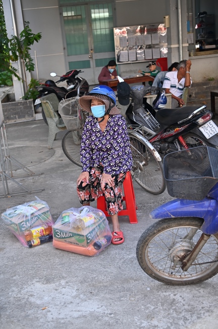 Giving Tet gifts to poor and near-poor households of Quang Phap Pagoda - Tay Ninh