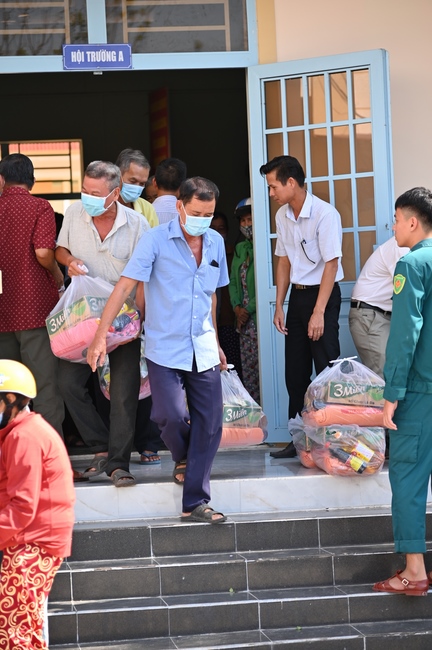 Giving Tet gifts to poor and near-poor households of Quang Phap Pagoda - Tay Ninh