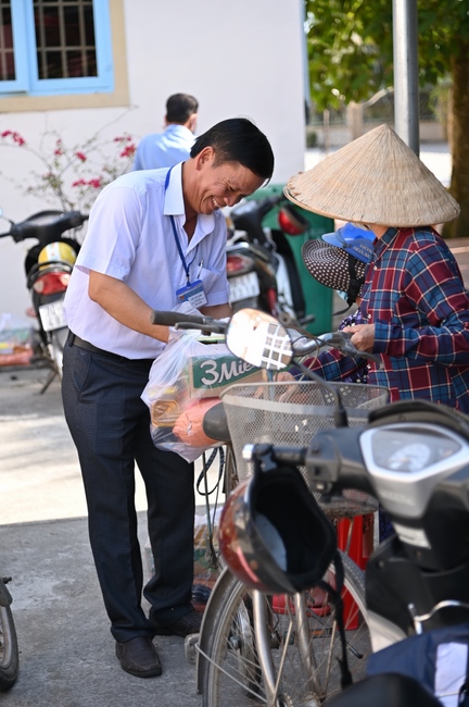 Giving Tet gifts to poor and near-poor households of Quang Phap Pagoda - Tay Ninh