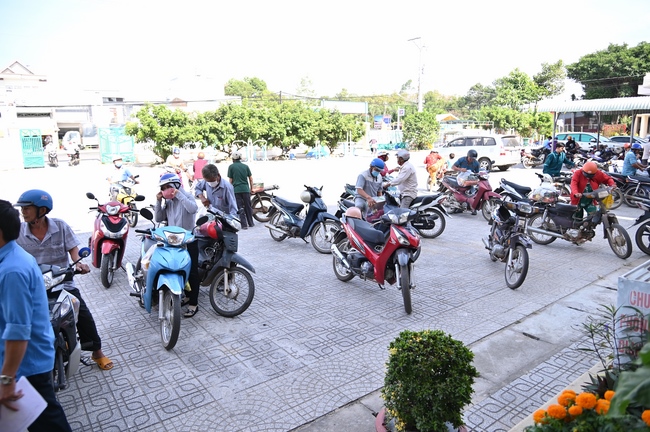 Giving Tet gifts to poor and near-poor households of Quang Phap Pagoda - Tay Ninh