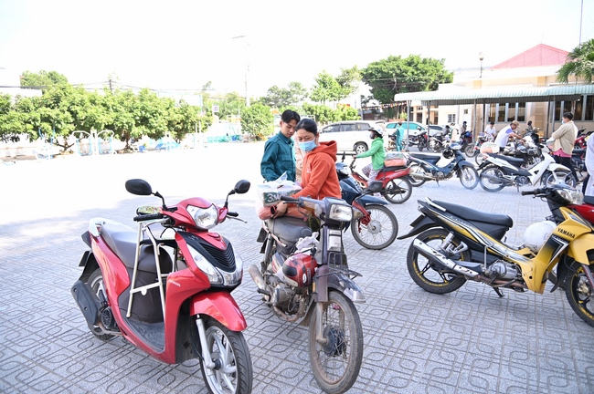 Giving Tet gifts to poor and near-poor households of Quang Phap Pagoda - Tay Ninh