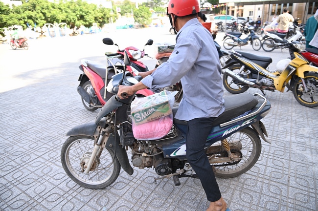 Giving Tet gifts to poor and near-poor households of Quang Phap Pagoda - Tay Ninh