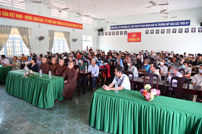 Giving Tet gifts to poor and near-poor households of Quang Phap Pagoda - Tay Ninh