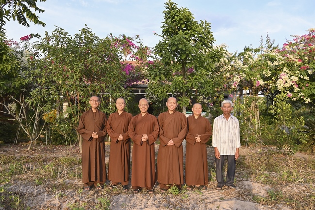 Giving Tet gifts to poor and near-poor households of Quang Phap Pagoda - Tay Ninh