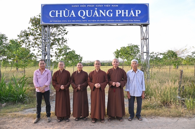 Giving Tet gifts to poor and near-poor households of Quang Phap Pagoda - Tay Ninh