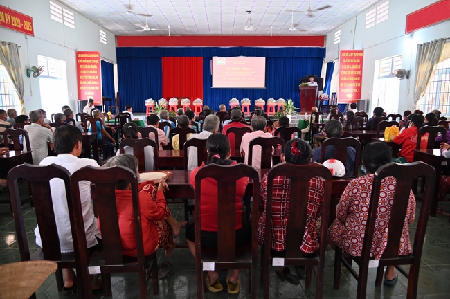 Giving Tet gifts to poor and near-poor households of Quang Phap Pagoda - Tay Ninh