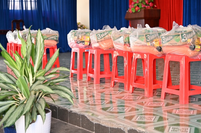 Giving Tet gifts to poor and near-poor households of Quang Phap Pagoda - Tay Ninh