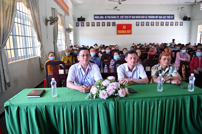 Giving Tet gifts to poor and near-poor households of Quang Phap Pagoda - Tay Ninh