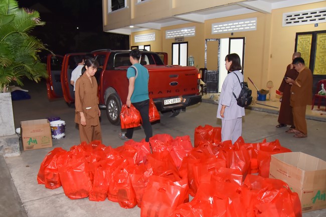 Giving Tet gifts to the homeless by Hoang Phap Pagoda 's Hieu and Thuong Group