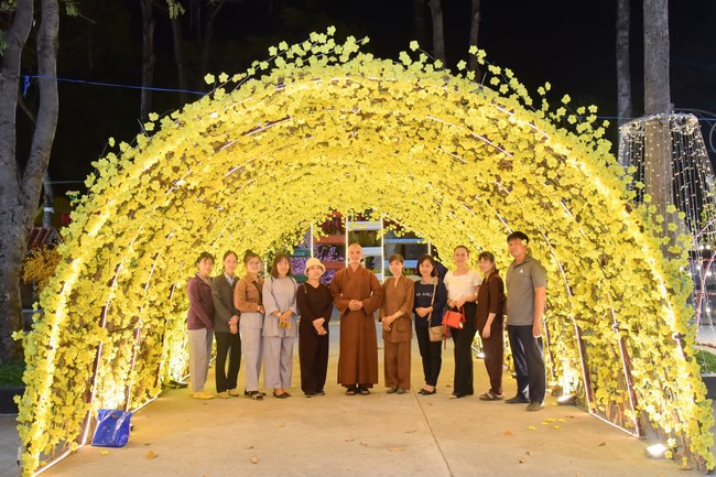 Giving Tet gifts to the homeless by Hoang Phap Pagoda 's Hieu and Thuong Group