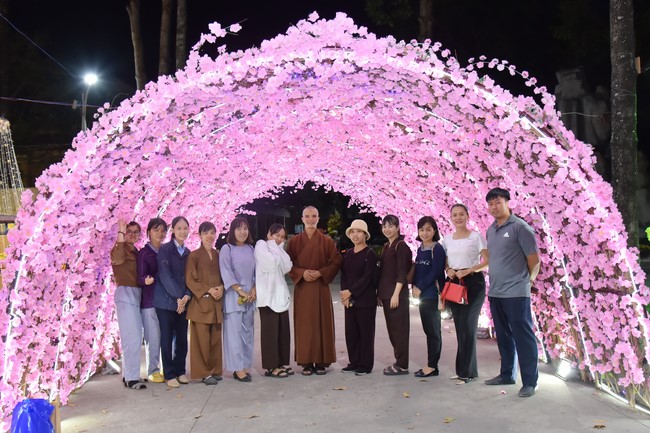 Giving Tet gifts to the homeless by Hoang Phap Pagoda 's Hieu and Thuong Group