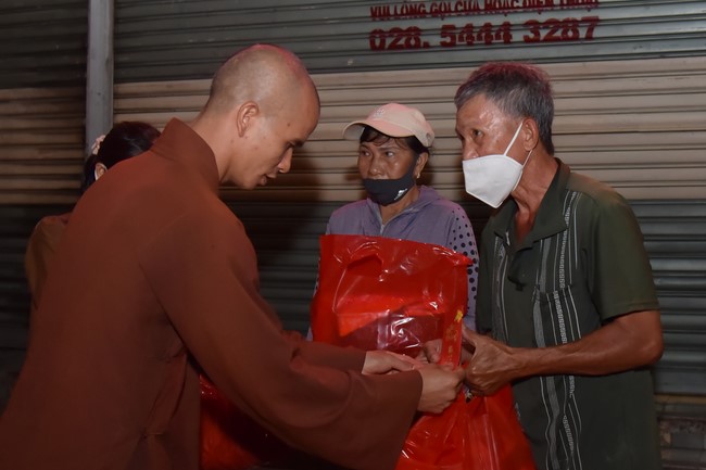 Giving Tet gifts to the homeless by Hoang Phap Pagoda 's Hieu and Thuong Group