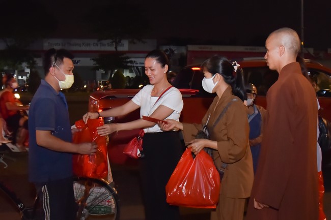 Giving Tet gifts to the homeless by Hoang Phap Pagoda 's Hieu and Thuong Group