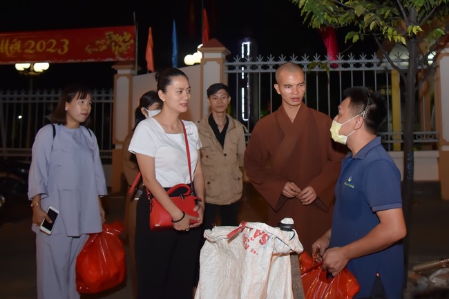 Giving Tet gifts to the homeless by Hoang Phap Pagoda 's Hieu and Thuong Group