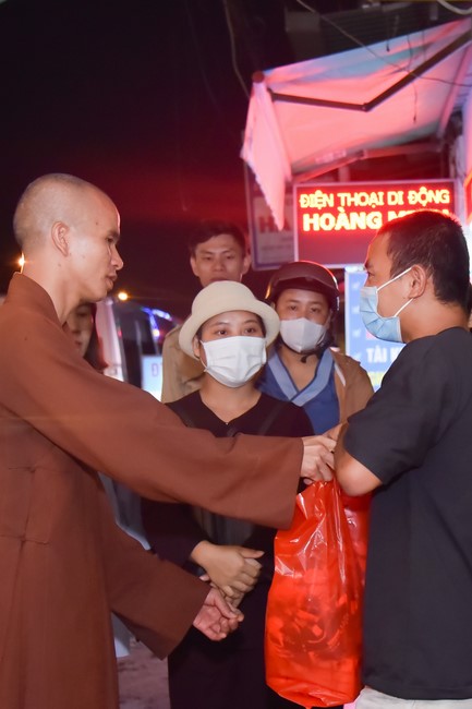 Giving Tet gifts to the homeless by Hoang Phap Pagoda 's Hieu and Thuong Group