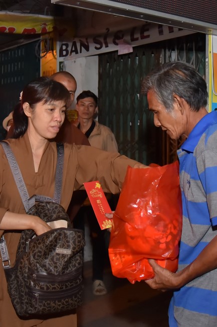 Giving Tet gifts to the homeless by Hoang Phap Pagoda 's Hieu and Thuong Group