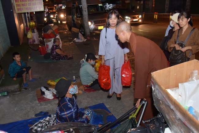 Giving Tet gifts to the homeless by Hoang Phap Pagoda 's Hieu and Thuong Group