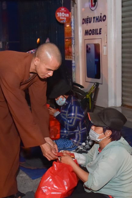 Giving Tet gifts to the homeless by Hoang Phap Pagoda 's Hieu and Thuong Group