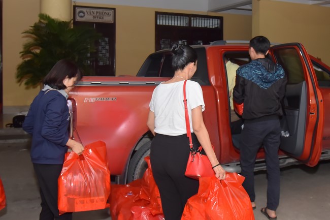 Giving Tet gifts to the homeless by Hoang Phap Pagoda 's Hieu and Thuong Group