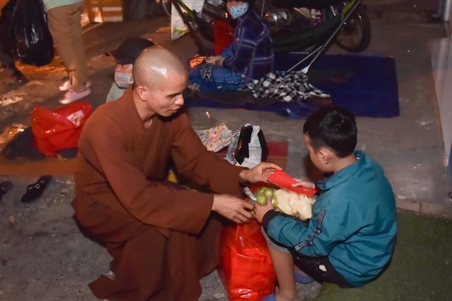 Giving Tet gifts to the homeless by Hoang Phap Pagoda 's Hieu and Thuong Group