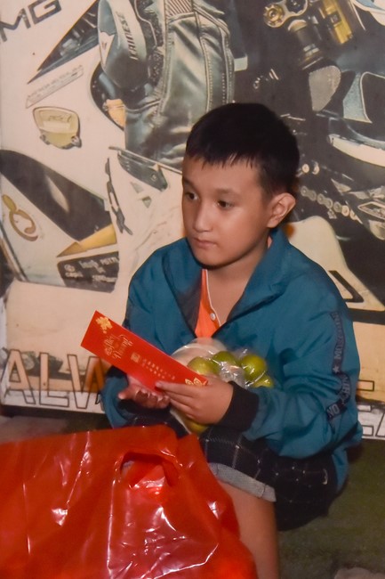 Giving Tet gifts to the homeless by Hoang Phap Pagoda 's Hieu and Thuong Group