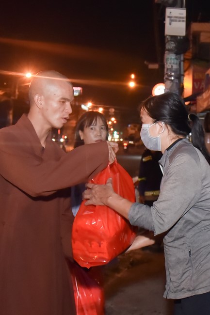 Giving Tet gifts to the homeless by Hoang Phap Pagoda 's Hieu and Thuong Group
