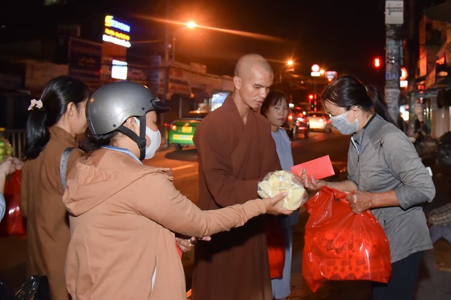 Giving Tet gifts to the homeless by Hoang Phap Pagoda 's Hieu and Thuong Group