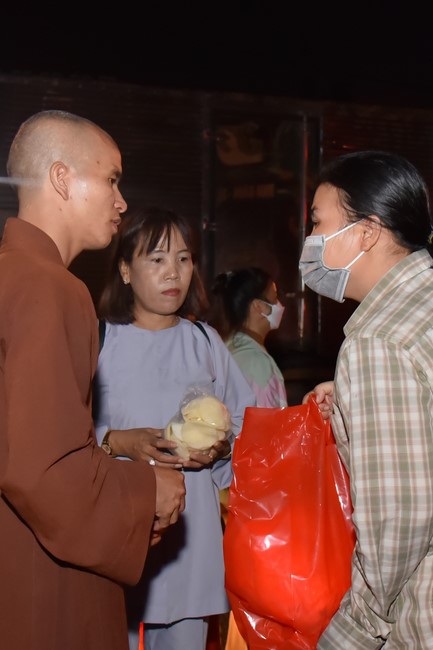 Giving Tet gifts to the homeless by Hoang Phap Pagoda 's Hieu and Thuong Group