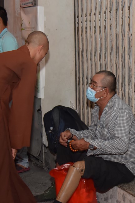 Giving Tet gifts to the homeless by Hoang Phap Pagoda 's Hieu and Thuong Group