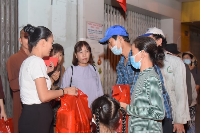 Giving Tet gifts to the homeless by Hoang Phap Pagoda 's Hieu and Thuong Group