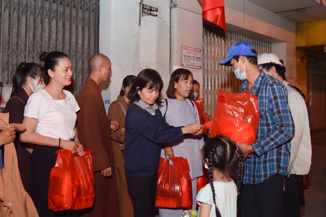 Giving Tet gifts to the homeless by Hoang Phap Pagoda 's Hieu and Thuong Group