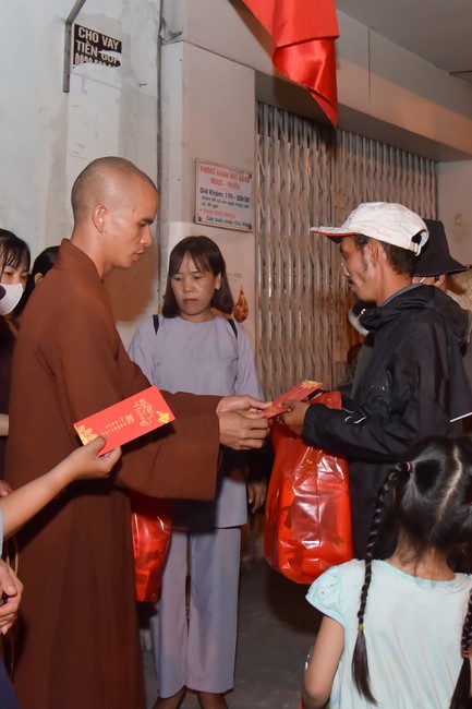 Giving Tet gifts to the homeless by Hoang Phap Pagoda 's Hieu and Thuong Group