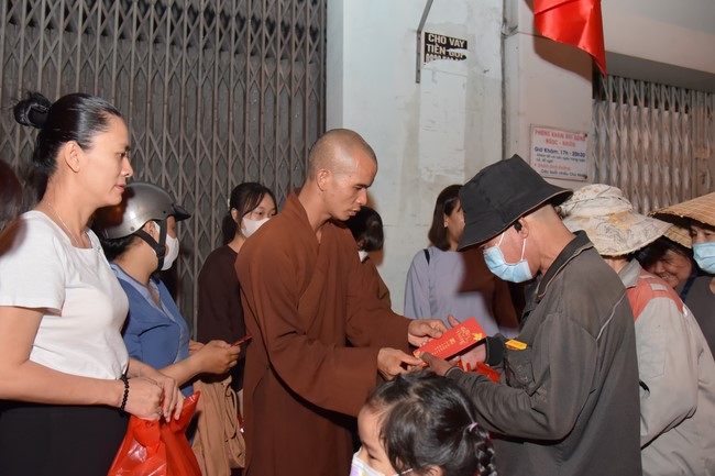 Giving Tet gifts to the homeless by Hoang Phap Pagoda 's Hieu and Thuong Group