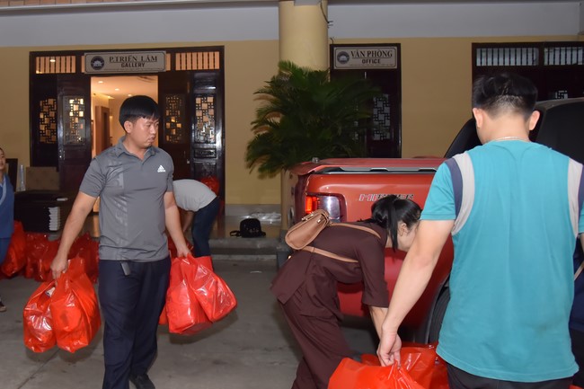 Giving Tet gifts to the homeless by Hoang Phap Pagoda 's Hieu and Thuong Group