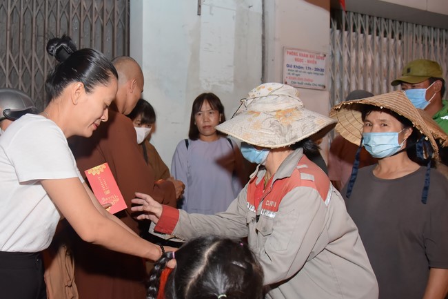 Giving Tet gifts to the homeless by Hoang Phap Pagoda 's Hieu and Thuong Group