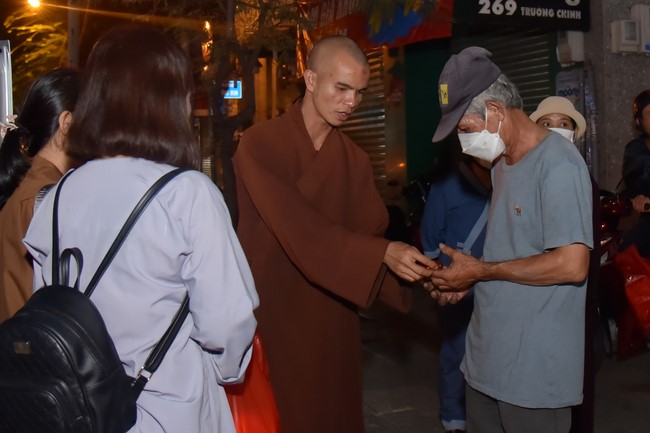 Giving Tet gifts to the homeless by Hoang Phap Pagoda 's Hieu and Thuong Group