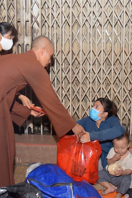 Giving Tet gifts to the homeless by Hoang Phap Pagoda 's Hieu and Thuong Group
