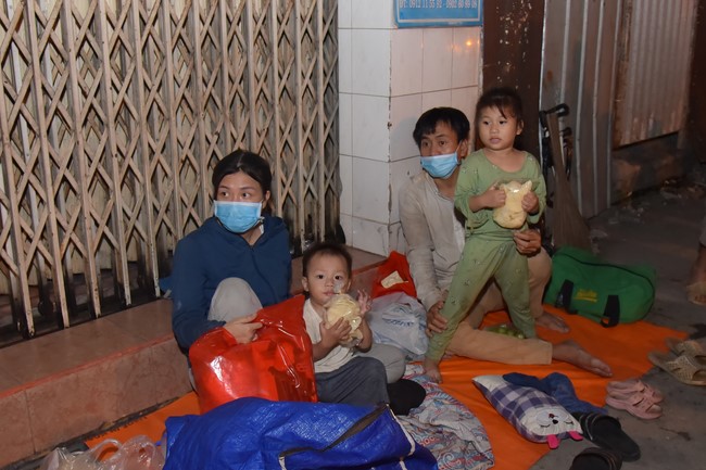 Giving Tet gifts to the homeless by Hoang Phap Pagoda 's Hieu and Thuong Group