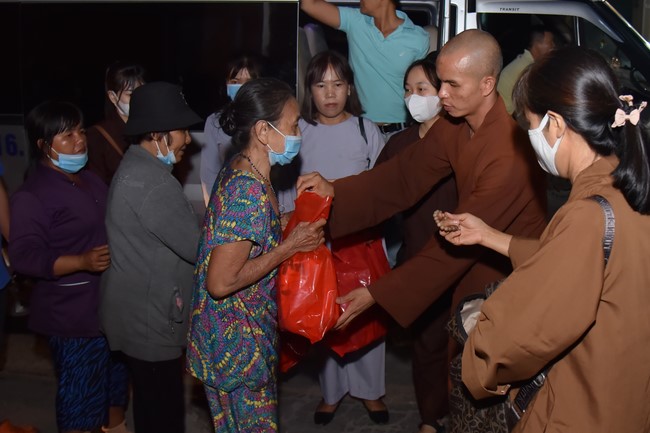 Giving Tet gifts to the homeless by Hoang Phap Pagoda 's Hieu and Thuong Group