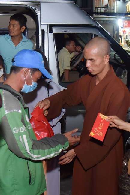 Giving Tet gifts to the homeless by Hoang Phap Pagoda 's Hieu and Thuong Group