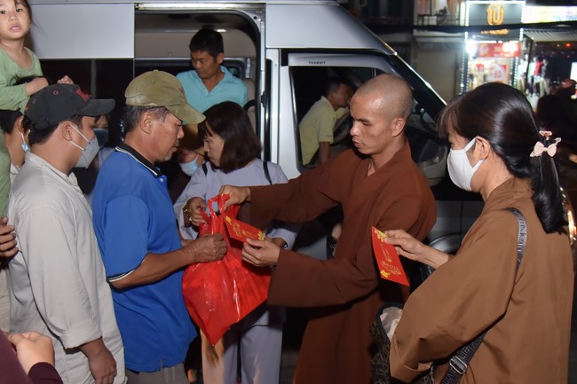 Giving Tet gifts to the homeless by Hoang Phap Pagoda 's Hieu and Thuong Group
