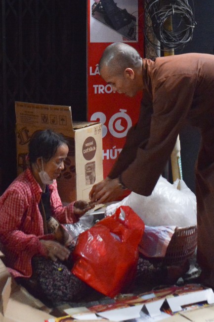 Giving Tet gifts to the homeless by Hoang Phap Pagoda 's Hieu and Thuong Group