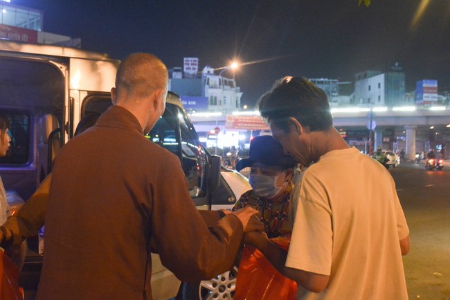 Giving Tet gifts to the homeless by Hoang Phap Pagoda 's Hieu and Thuong Group