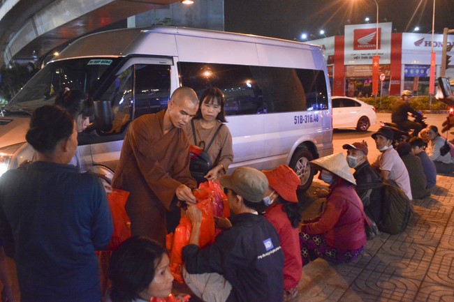 Giving Tet gifts to the homeless by Hoang Phap Pagoda 's Hieu and Thuong Group