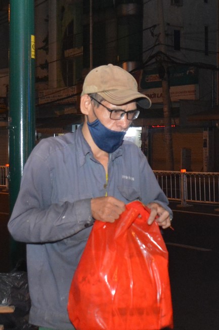 Giving Tet gifts to the homeless by Hoang Phap Pagoda 's Hieu and Thuong Group