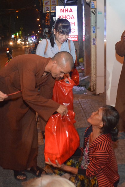 Giving Tet gifts to the homeless by Hoang Phap Pagoda 's Hieu and Thuong Group