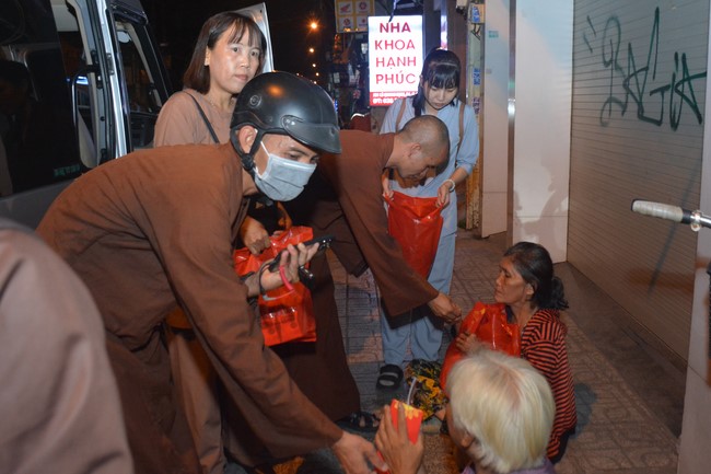 Giving Tet gifts to the homeless by Hoang Phap Pagoda 's Hieu and Thuong Group