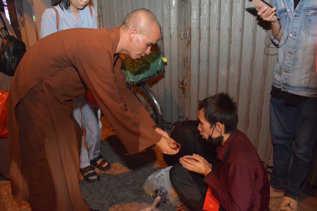 Giving Tet gifts to the homeless by Hoang Phap Pagoda 's Hieu and Thuong Group